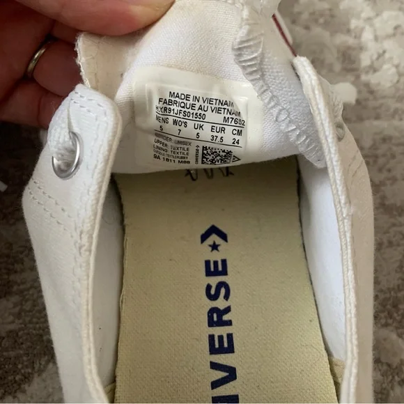 Converse Women's Low Top White Classic Sneakers Size 7 - Picture 4 of 9